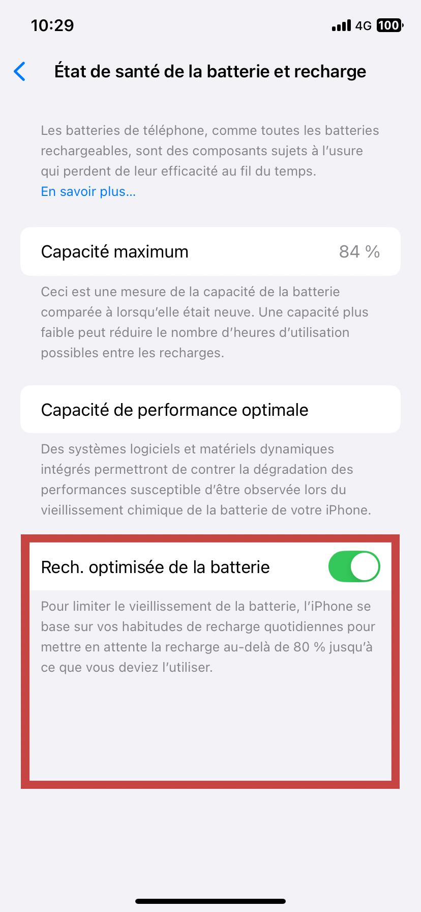 L’iPhone dispose d’une fonctionnalité appelée « chargement optimisée de la batterie » qui permet de ralentir le vieillissement de la batterie. Si vous voulez que votre appareil charge jusqu’à 100 %, consultez dans les réglages pour trouver la fonction précitée afin de la désactiver.