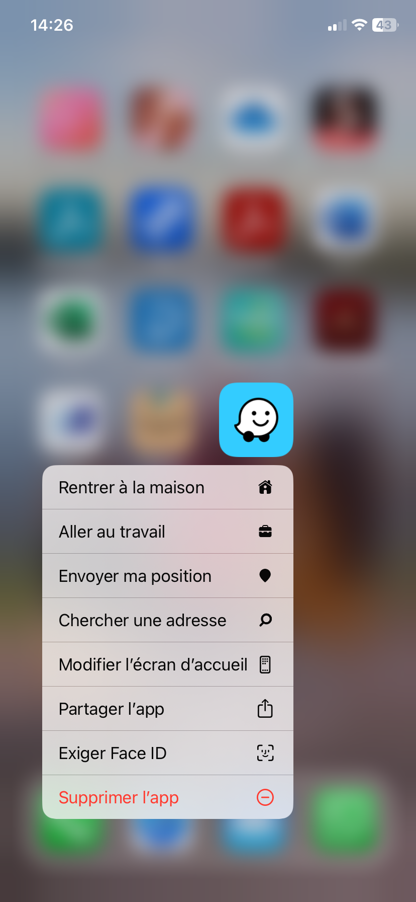 Si vous avez vidé le cache Waze et que le problème persiste toujours, la troisième solution consiste à désinstaller et à réinstaller l’application. Voici les étapes à suivre pour rendre Waze normal : - Cliquez et maintenez votre curseur sur l’icône Waze pour vois l’icône « Supprimer l'app» apparaitre.