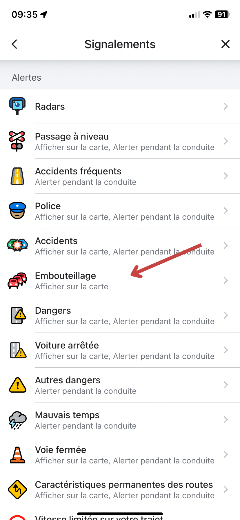 Lancez Waze et cliquez sur « Rechercher » afin de dérouler le menu, puis appuyez sur « Paramètres », « Affichage de la carte », puis « Signalements ». - Vérifiez si les options « Couche de trafic et embouteillage » sont bien activées. - Enfin, fermez l’application avant de la relancer.