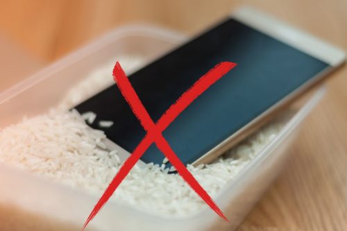 Découvrez pourquoi il ne faut pas utiliser l'astuce classique du riz pour un smartphone tombé dans l'eau.