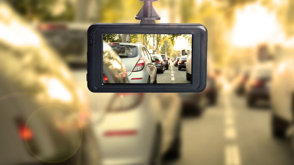 caméra embarquée dashcam installée dans une voiture
